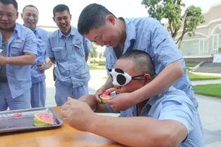 吃瓜群众搞笑化妆,妆容翻车现场,笑料百出!